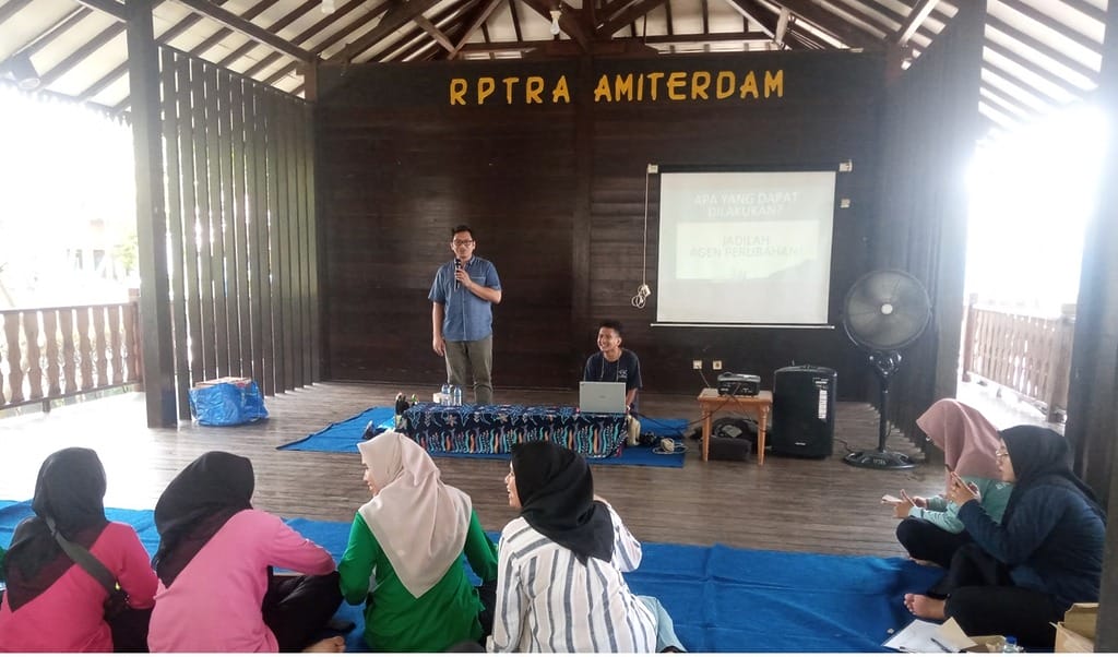 ramli (manager xsprojek) memberikan sambutan kepada ibu ibu peserta di rptra amiterdam pulau seribu.