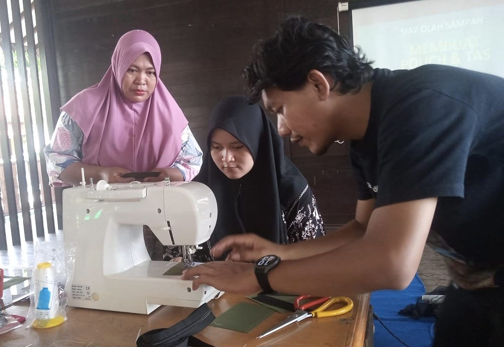 Firman One (XSProjek Tailor) Gives Sewing Instructions to Participants