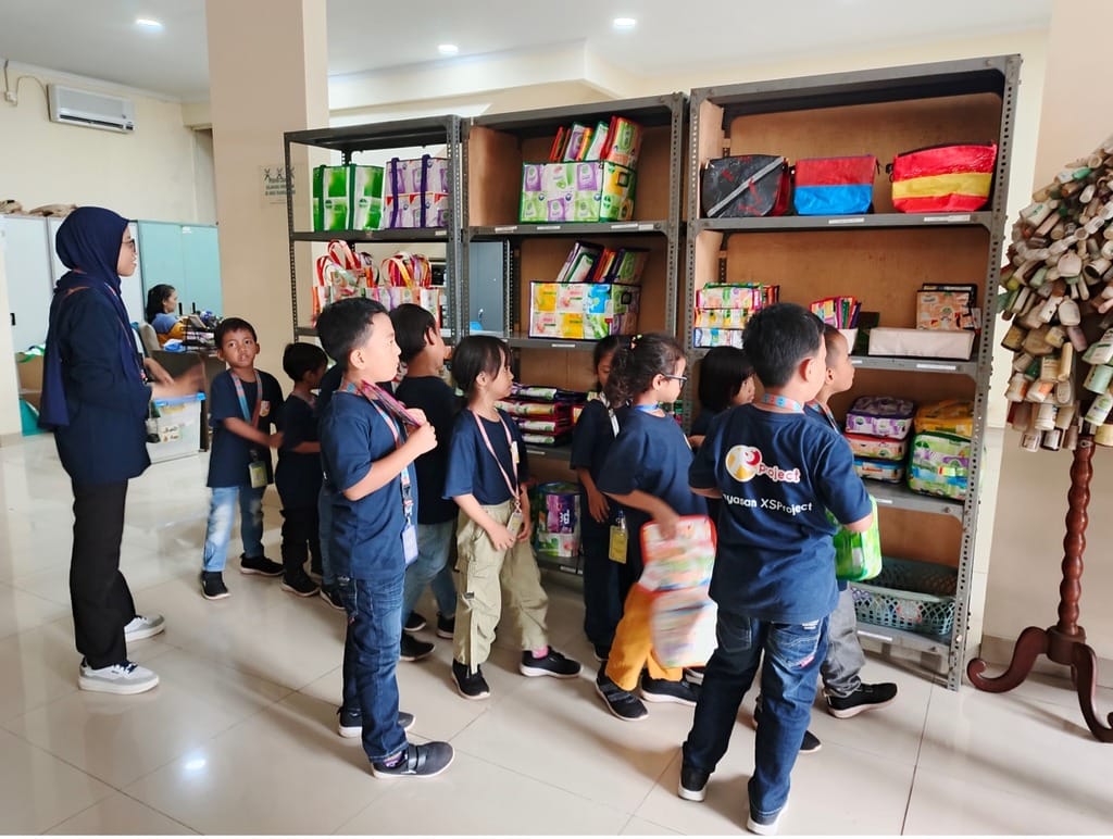 participants from a kindergarten school viewing and recognizing xsprojek products
