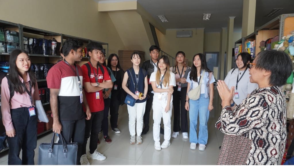 retno explains the product production process at xsprojek to the participants of the “asean japan youth forum”