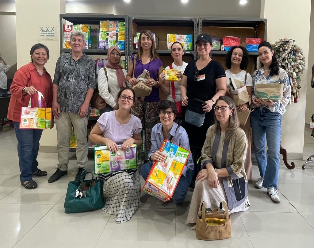 xsprojek visit tour participants from indonesian heritage society (ihs) pose for a photo with retno and ramli from xsprojek.