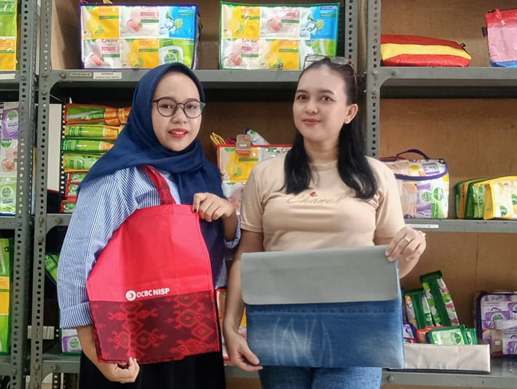 XSProjek employees are displaying the finished custom products.