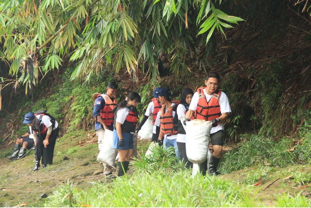 Ciliwung river cleanup program – a collaboration between xsprojek and ntt data