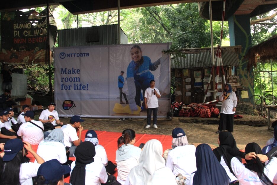 ramli (center), manager at xsprojek, was opening the event
