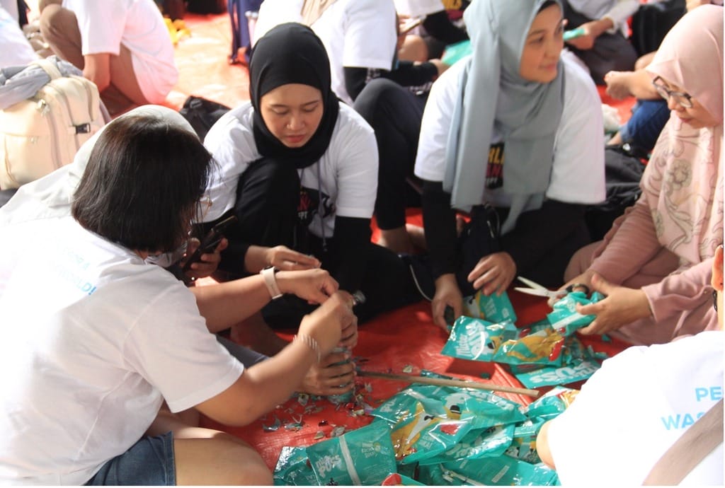 photos of activities, where we encourage participants to understand that waste can be processed and turned into useful products.