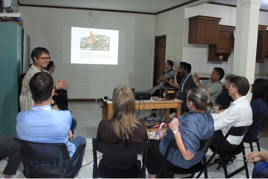 retno gave a presentation to the participants on how xsprojek works and runs its programs